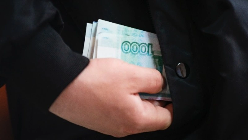 Пьяный житель Якутии украл у сахалинца 100 тысяч рублей и сбежал через окно