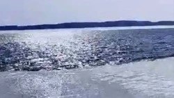 Рыбаки уплыли на льдине в открытое море в Корсаковском районе