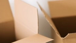 Подозрительную коробку с ценными вещами нашли сахалинцы на обочине дороги