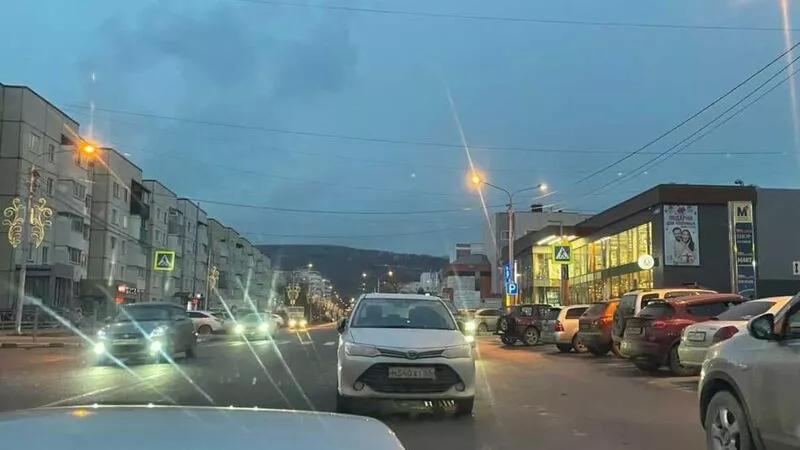 «Может, этого водителя скорая увезла»: сахалинцы заступились за автохама