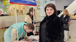 Мэр Ирина Карпукова оставила подпись в поддержку Владимира Путина