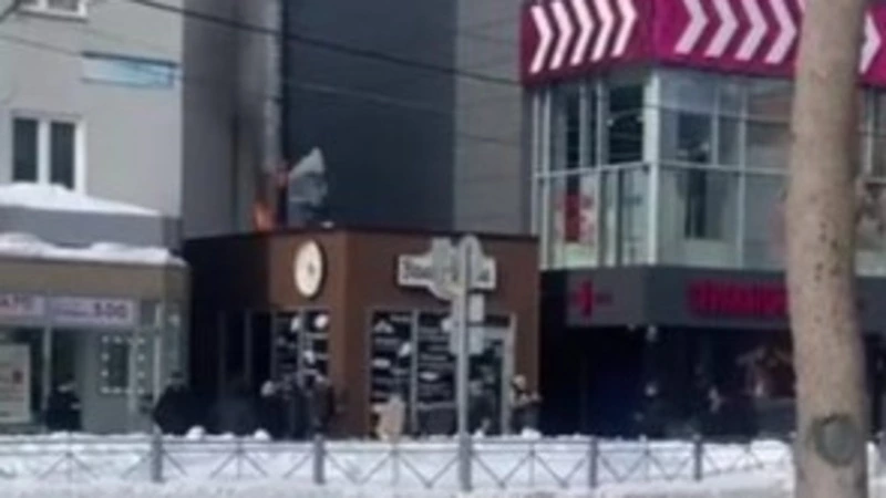 Пожар в торговом центре в Южно-Сахалинске: посетителей эвакуировали