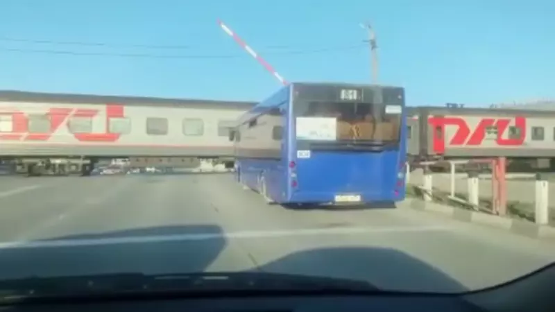 В Южно-Сахалинске 81-й автобус чуть не выехал под тормозящий поезд