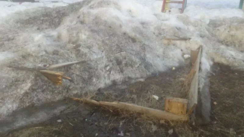 Автохамы разбомбили песочницу в Южно-Сахалинске