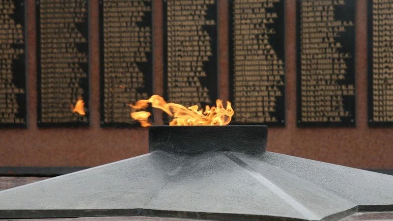 Ребенок погасил Вечный огонь в Южно-Сахалинске