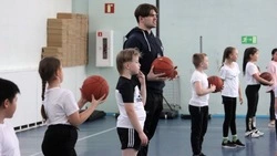 «Сахалинские Акулы» провели урок физкультуры для школьников в Южно-Сахалинске