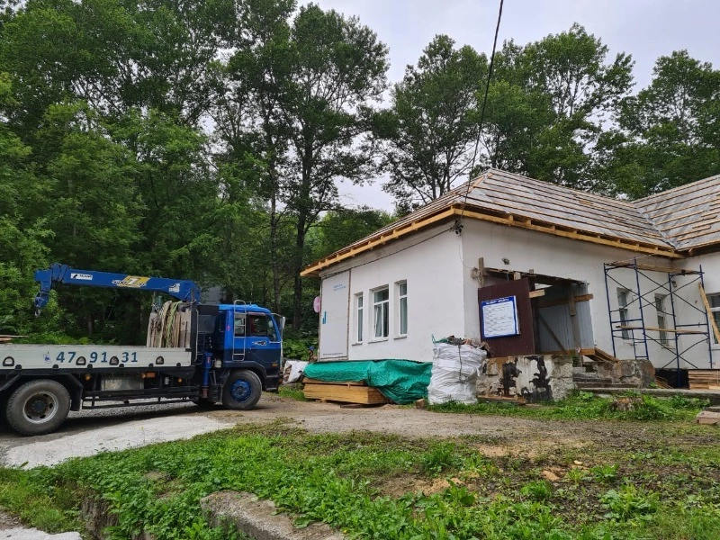 Новую кровлю обустраивают на здании Синегорской больницы