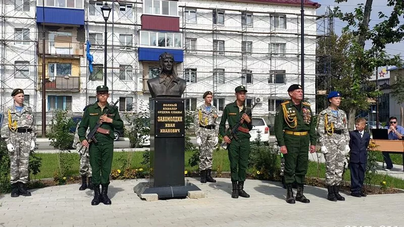 Памятник танкисту и герою войны Ивану Закомолдину открыли в Аниве