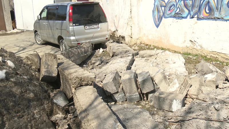 В один из дворов Южно-Сахалинска рухнула стена военного ангара