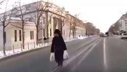 Женщина в норковой шубе устроила прогулку по проезжей части в Южно-Сахалинске