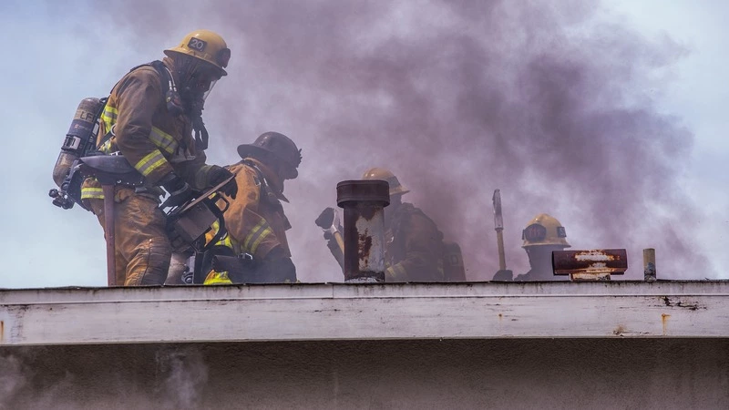 В Охе пожарные вызволили из задымленной квартиры четверых малышей и их пьяного папу