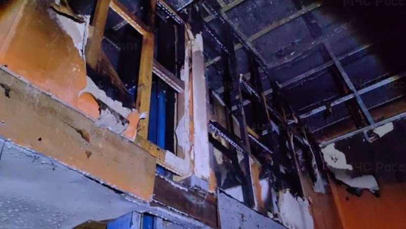 Крупный пожар в автоцентре тушили ночью в Южно-Сахалинске