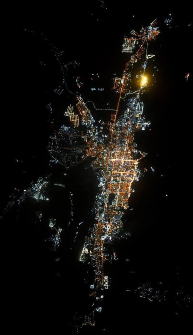 Ночной Южно-Сахалинск сняли на фото из космоса