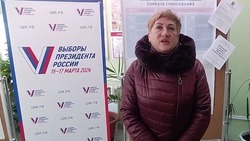 Директор школы в Александровске-Сахалинском пришла с семьей на выборы президента РФ