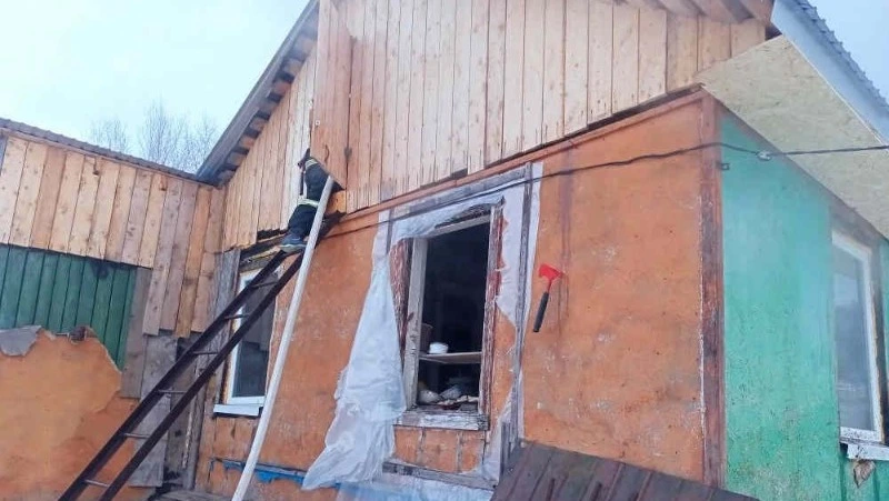 Четыре человека тушили чердак частного дома в Быкове