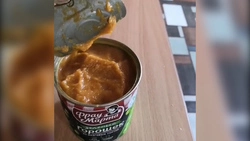 «Была бы красная, я бы не возмущалась». Сахалинка обнаружила в банке горошка кабачковую икру