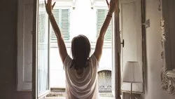 Жара заставляет сахалинцев держать окна открытыми и мучаться из-за шума на улице