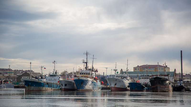 Траулер "Амур", столкнувшийся в море с японским судном, отпустили на Сахалин