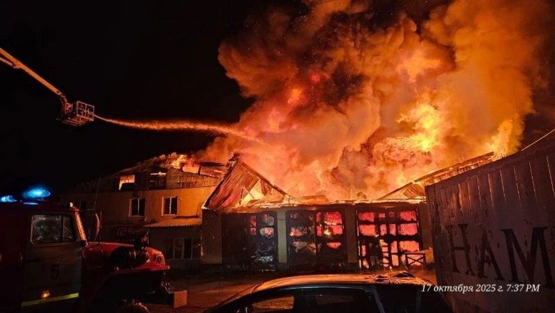 Крупный пожар охватил склад в Южно-Сахалинске