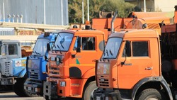 На Сахалине водители КамАЗа и кран-балки не поделили мусорный полигон