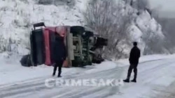 Большегруз опрокинулся на скользкой трассе в Охотском