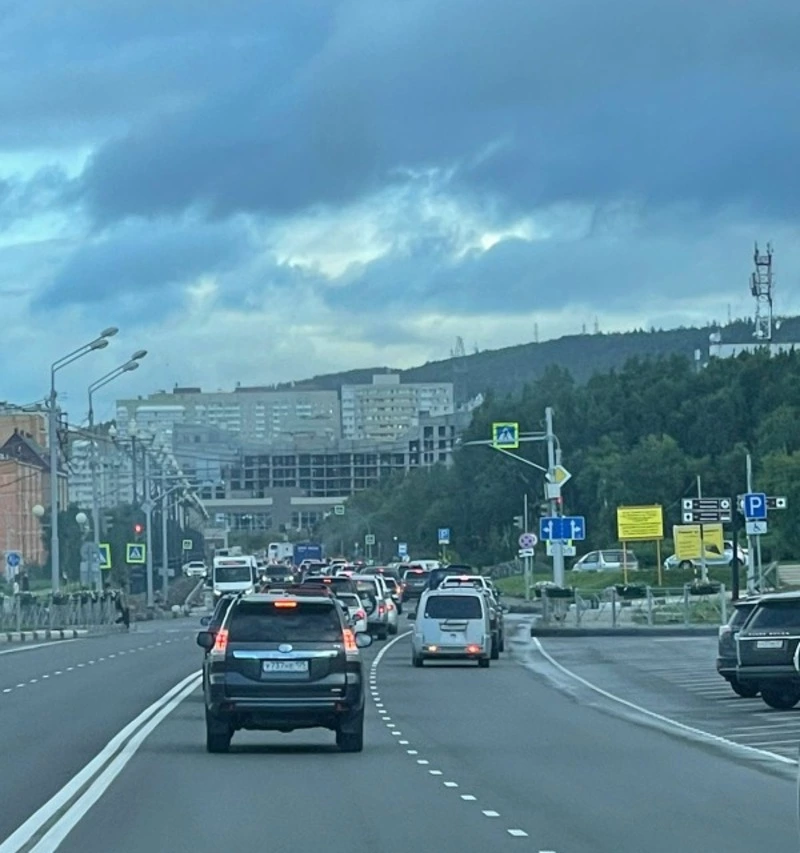 Замена опоры ЛЭП спровоцировала пробку на улице Горького в Южно-Сахалинске