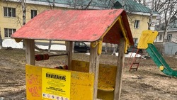 Сгнившие доски на детской площадке в Южно-Сахалинске отпугивают детей