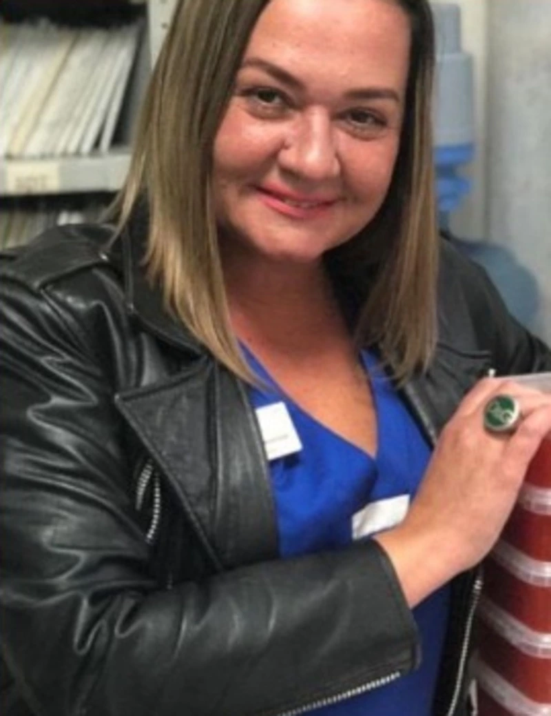 В Южно-Сахалинске пропала 52-летняя женщина с татуировкой скорпиона и розы на ноге