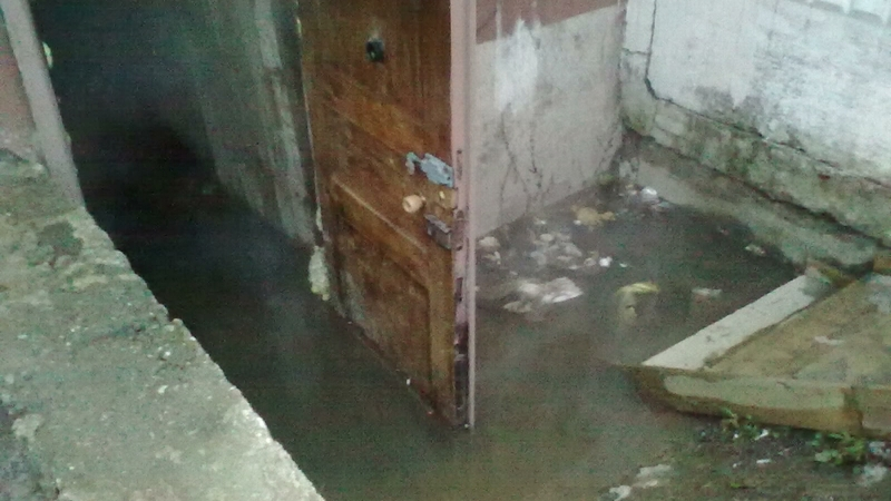 В доме на Пограничной жильцы сидят без тепла из-за порыва трубы