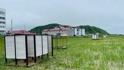 На самый популярный пляж на юге Сахалина привезли душевые кабины