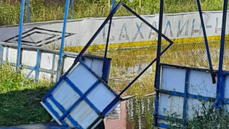 В болото превратили хоккейную площадку в Поронайске. «Где детям гулять?»