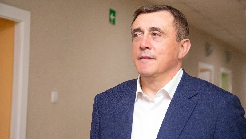 Валерий Лимаренко поздравил выпускников Сахалинской области с окончанием школы