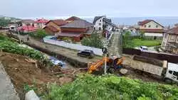 Трехэтажный дом навис над оврагом на юге Сахалина. Жильцы боятся, что здание рухнет