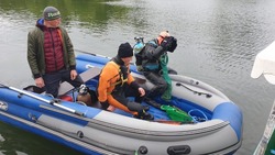 Затонувший катер достали из озера в парке Южно-Сахалинска