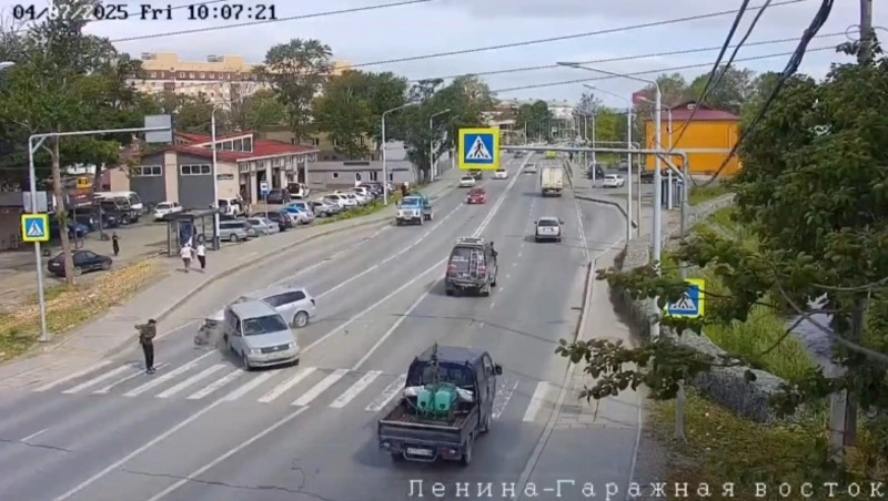 Перепутал газ и тормоз: водитель чуть не сбил пешехода на «зебре» в Южно-Сахалинске 