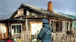 Частный дом в селе Южно-Сахалинска тушили 16 пожарных