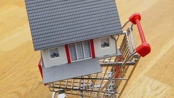 В Поронайском районе мужчина продал квартиру и не захотел из нее выселяться