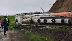 Следователи выясняют причины аварии с бензовозом и разливом топлива в Холмском районе