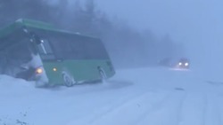 Два пассажирских автобуса улетели в кювет между Южно-Сахалинском и Долинском
