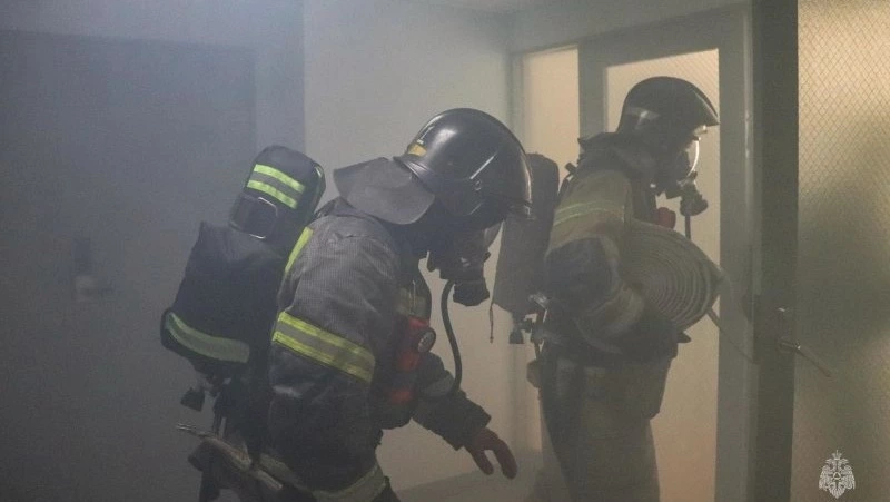 Пожарные потушили горящий диван в одной из квартир Холмского района