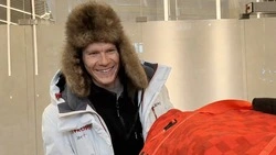 Трехкратный Олимпийский чемпион Александр Большунов прилетел на Сахалин 