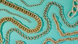 Житель Корсакова украл золотую цепочку у спящей женщины