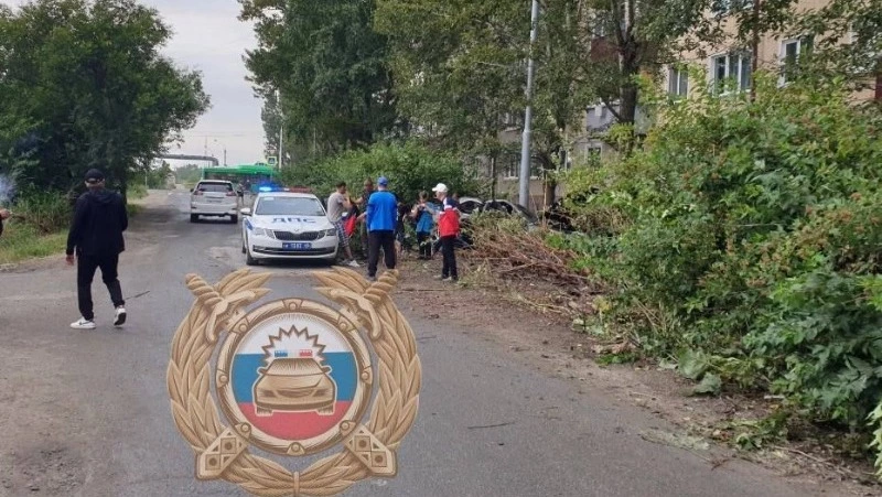 Водитель без прав наехал на опору освещения в Южно-Сахалинске