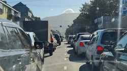 Дом снести, полосу расширить: Вишневский предложил выход водителям Южно-Сахалинска