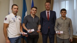 Троим жителям Сахалинской области вручили знаки мастеров спорта России