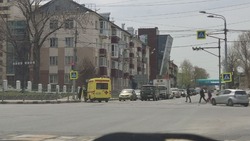 Автомобиль реанимации вылетел на тротуар после ДТП в Южно-Сахалинске              
