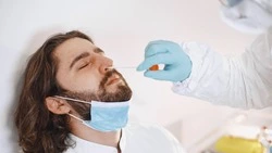 Сдавать тесты на коронавирус россиянам предлагают дважды в неделю. Но это не точно