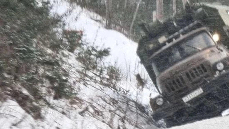 Грузовик ЗИЛ слетел с дороги на Сахалине