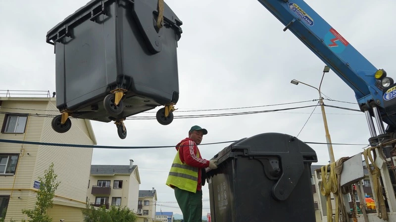 В Дальнем поставили 110 евроконтейнеров для сбора мусора