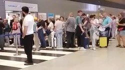 Опаздывает на похороны: женщина с Сахалина застряла в Шереметьево из-за угрозы атаки БПЛА